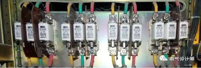 配電室中有哪些類型的低壓配電柜電壓？配電柜主要內(nèi)部組件是什么？