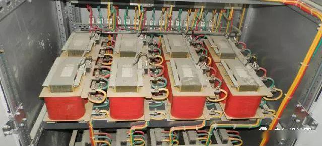 配電室中有哪些類型的低壓配電柜電壓？配電柜主要內(nèi)部組件是什么？