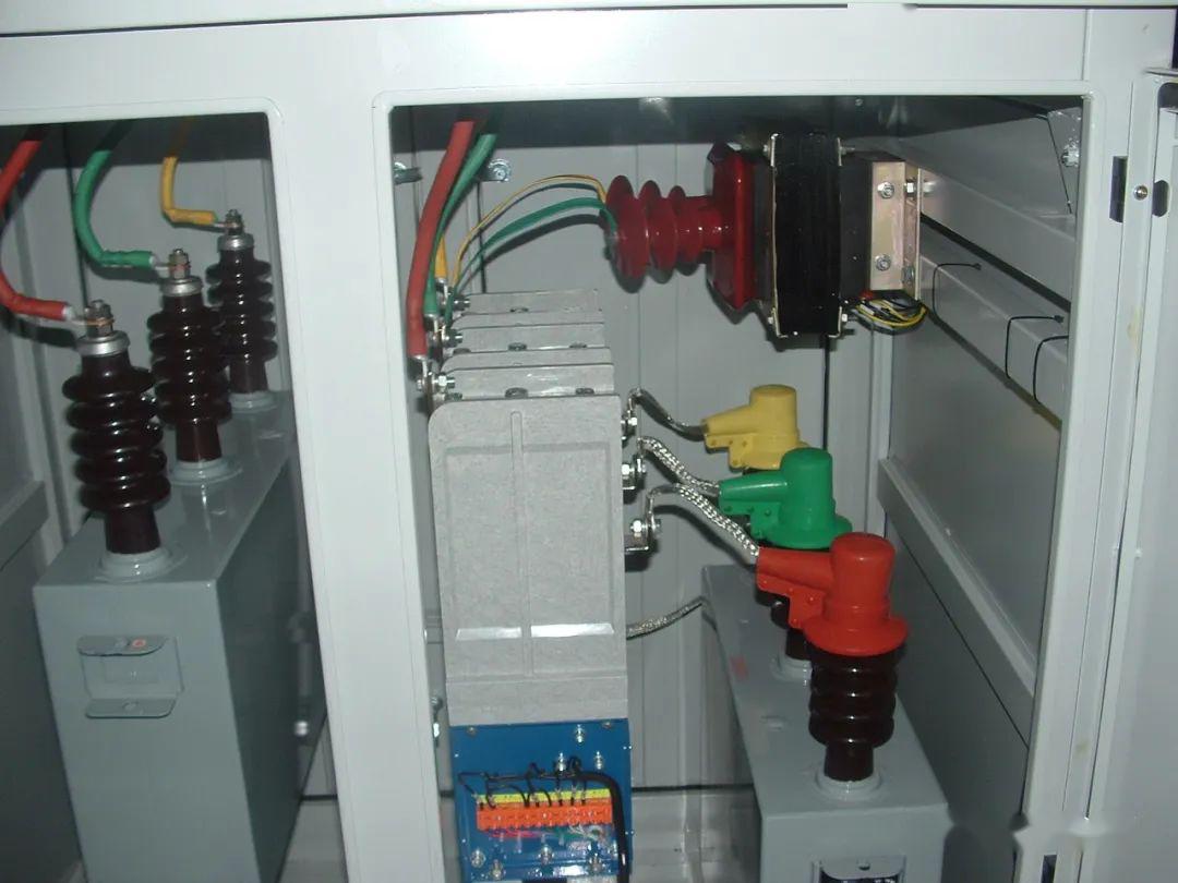 配電室中有哪些類型的低壓配電柜電壓？配電柜主要內(nèi)部組件是什么？
