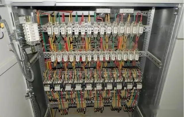配電室中有哪些類型的低壓配電柜電壓？配電柜主要內(nèi)部組件是什么？