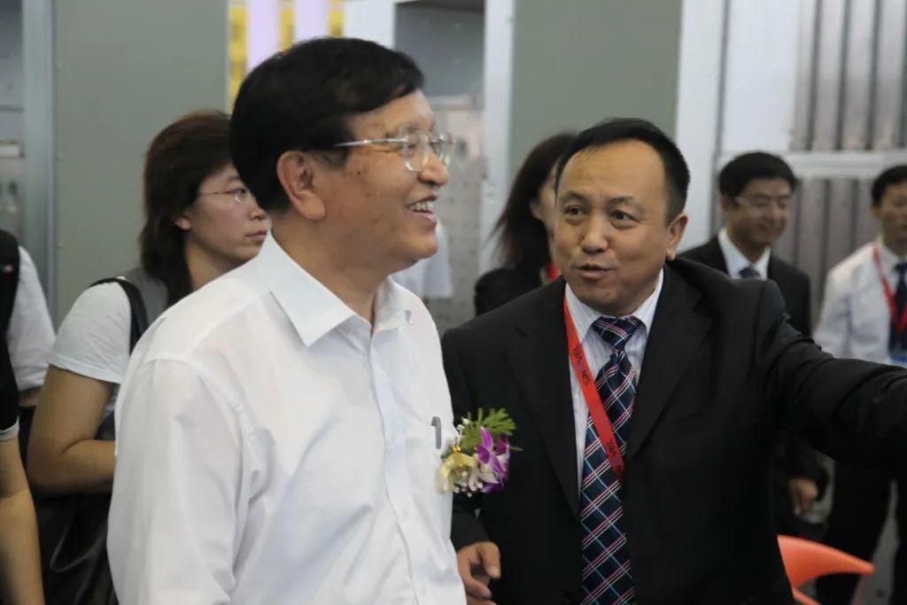 華德海特電器在2020年榮獲“中國開關柜 10頂級品牌”72.5千伏氫地理信息系統(tǒng)和碳地理信息系統(tǒng)獎，填補了國際空白