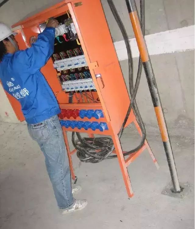 施工現(xiàn)場臨時用電配電箱及開關(guān)箱配置和使用說明，圖示詳圖