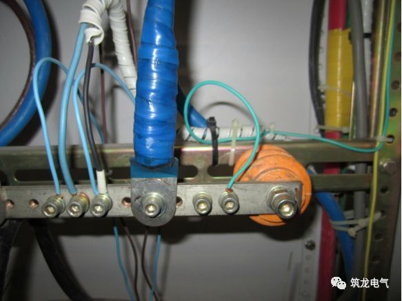 《建筑電氣工程施工質(zhì)量驗(yàn)收規(guī)范》GB50303-2015 配電箱(機(jī)柜)安裝詳細(xì)說(shuō)明！