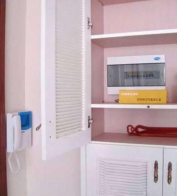 老電工把配電箱安裝在墻內(nèi)。曬太陽太聰明了。