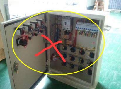 老電工把配電箱安裝在墻內(nèi)。曬太陽太聰明了。