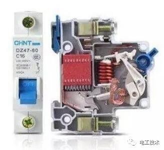 分析了配電箱的內部結構，誰能理解它？