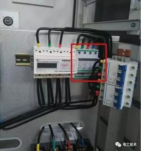 分析了配電箱的內部結構，誰能理解它？
