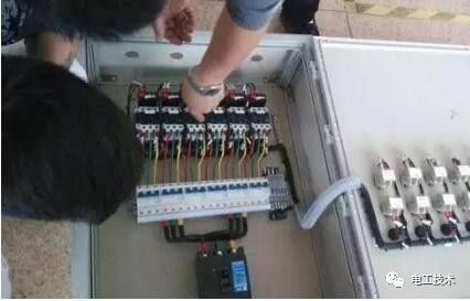 分析了配電箱的內部結構，誰能理解它？