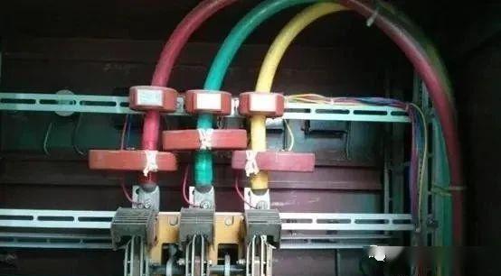 你知道為什么配電箱有些配有1、2或3個電流互感器嗎？