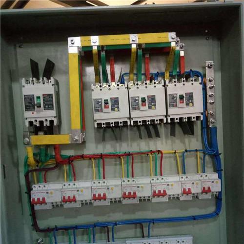 配電箱帶漏電保護或空？只有有這么多漏洞和空的開口才是安全的。這太實際了。
