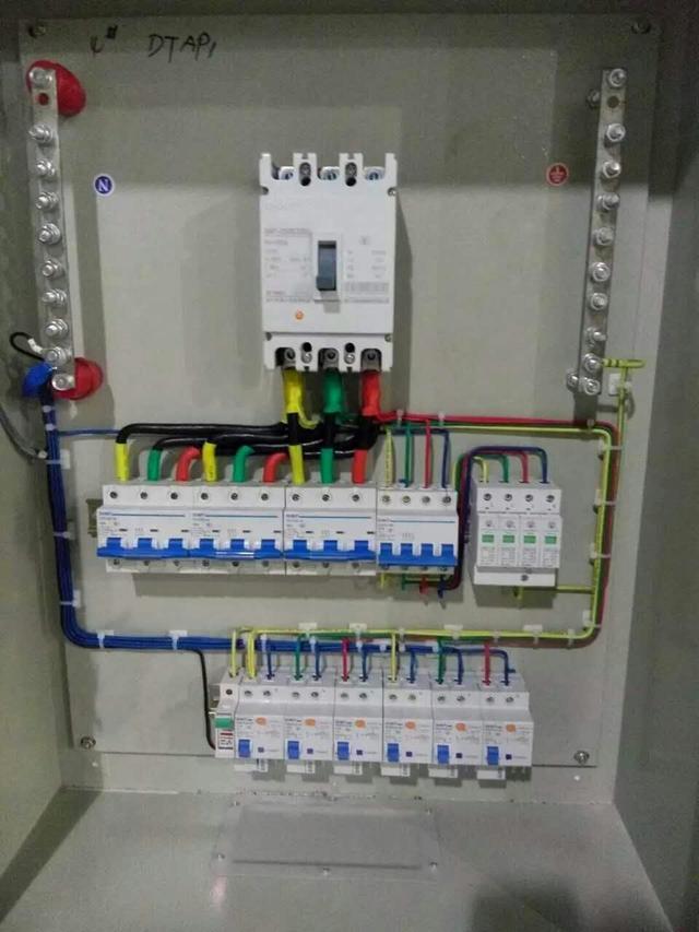 跟著師傅學做配電箱，看到師傅的手藝，我不好意思開始