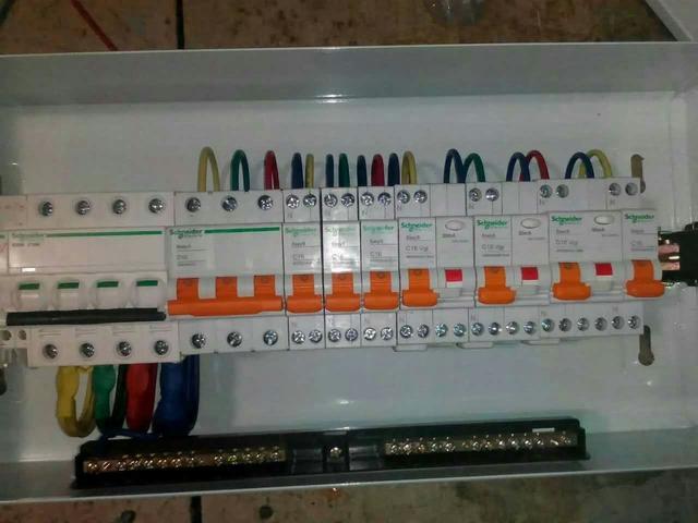 跟著師傅學做配電箱，看到師傅的手藝，我不好意思開始