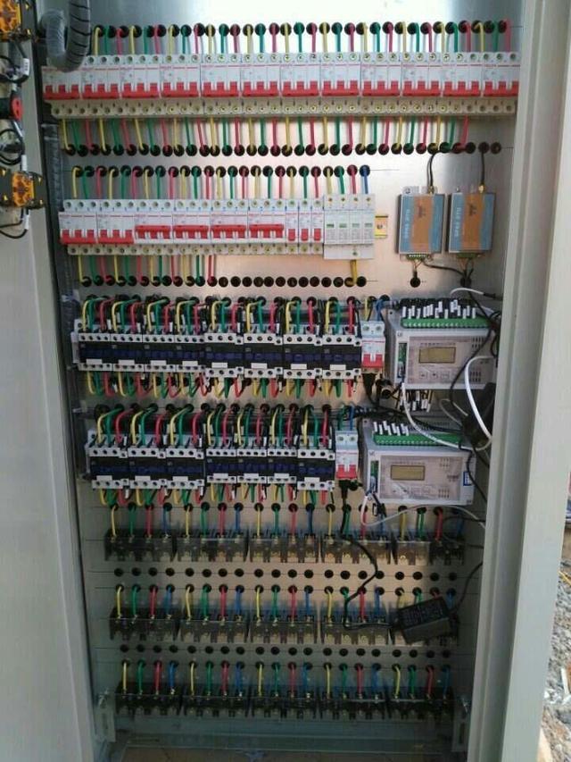 跟著師傅學做配電箱，看到師傅的手藝，我不好意思開始