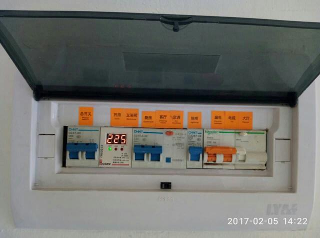 跟著師傅學做配電箱，看到師傅的手藝，我不好意思開始