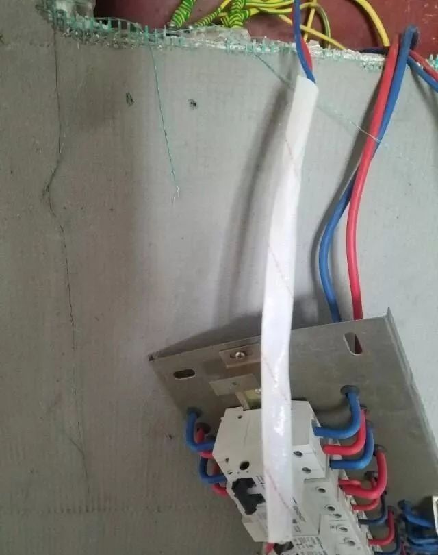 在一個(gè)建筑工地，一個(gè)建筑電工應(yīng)該如何安裝一個(gè)居民配電箱！與新加入者分享