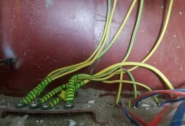 在一個(gè)建筑工地，一個(gè)建筑電工應(yīng)該如何安裝一個(gè)居民配電箱！與新加入者分享