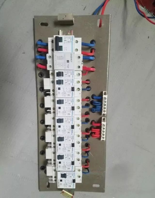 在一個(gè)建筑工地，一個(gè)建筑電工應(yīng)該如何安裝一個(gè)居民配電箱！與新加入者分享