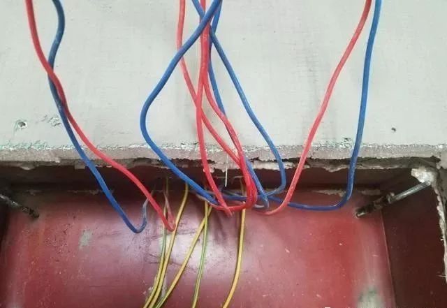 在一個(gè)建筑工地，一個(gè)建筑電工應(yīng)該如何安裝一個(gè)居民配電箱！與新加入者分享