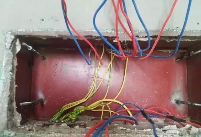 在一個(gè)建筑工地，一個(gè)建筑電工應(yīng)該如何安裝一個(gè)居民配電箱！與新加入者分享