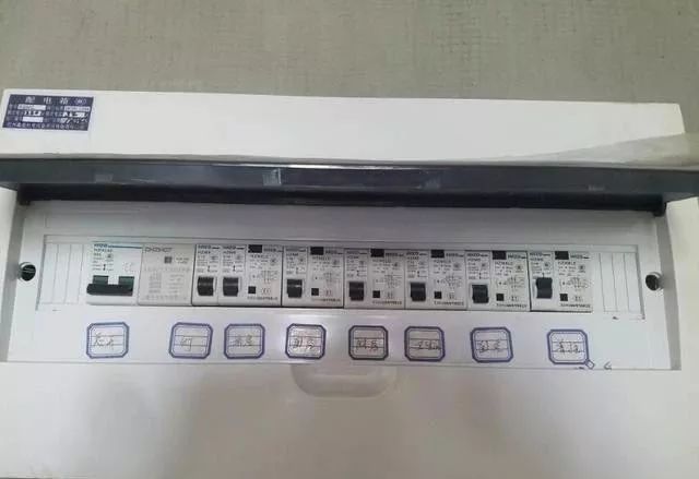 在一個(gè)建筑工地，一個(gè)建筑電工應(yīng)該如何安裝一個(gè)居民配電箱！與新加入者分享