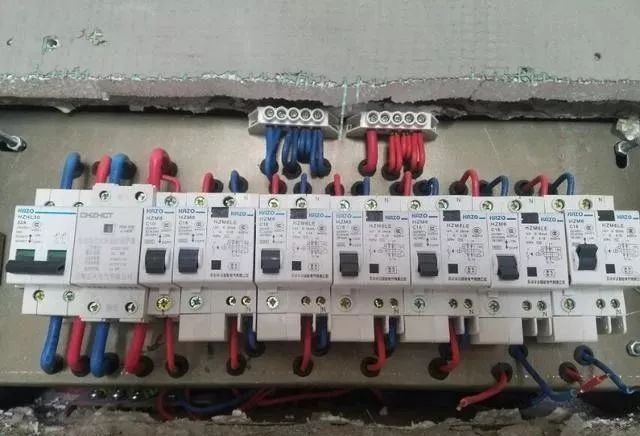 在一個(gè)建筑工地，一個(gè)建筑電工應(yīng)該如何安裝一個(gè)居民配電箱！與新加入者分享